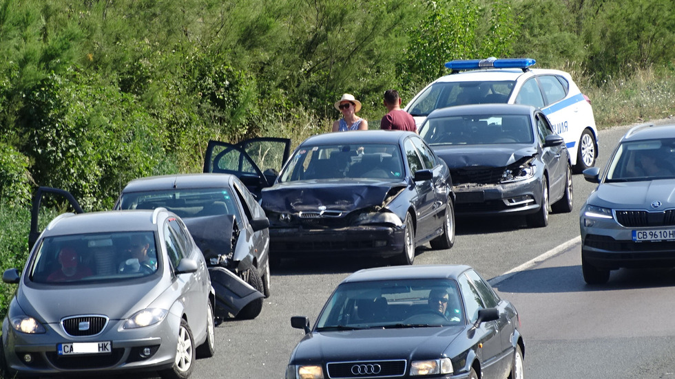 Верижна катастрофа с 4 автомобила затапи Е-79 край Симитли