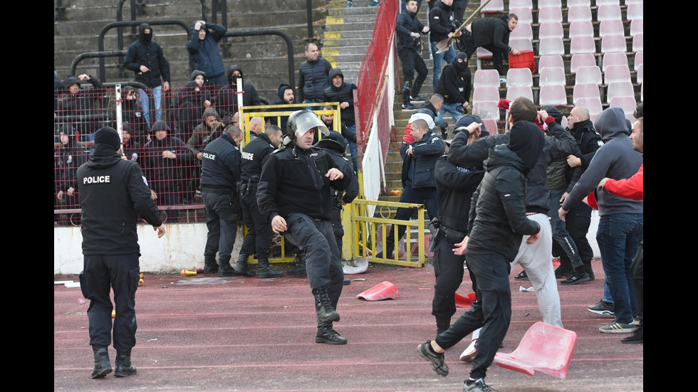 Фенове на ЦСКА и "Локомотив" - Пловдив се сбиха на "Българска армия