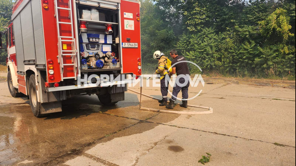 Огромен пожар бушува в Русе, горят постройки във вилна зона