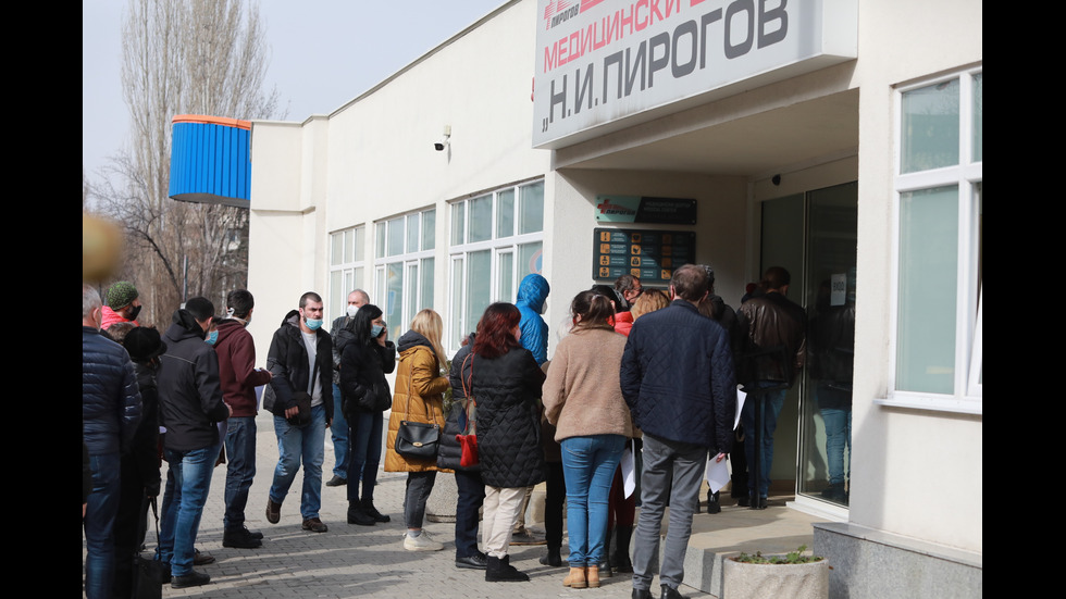 Желаещи да се ваксинират се наредиха на опашка пред „Пирогов”