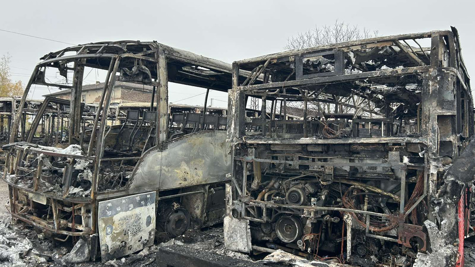 Пожар изпепели няколко автобуса, два буса и леки коли в Костинброд
