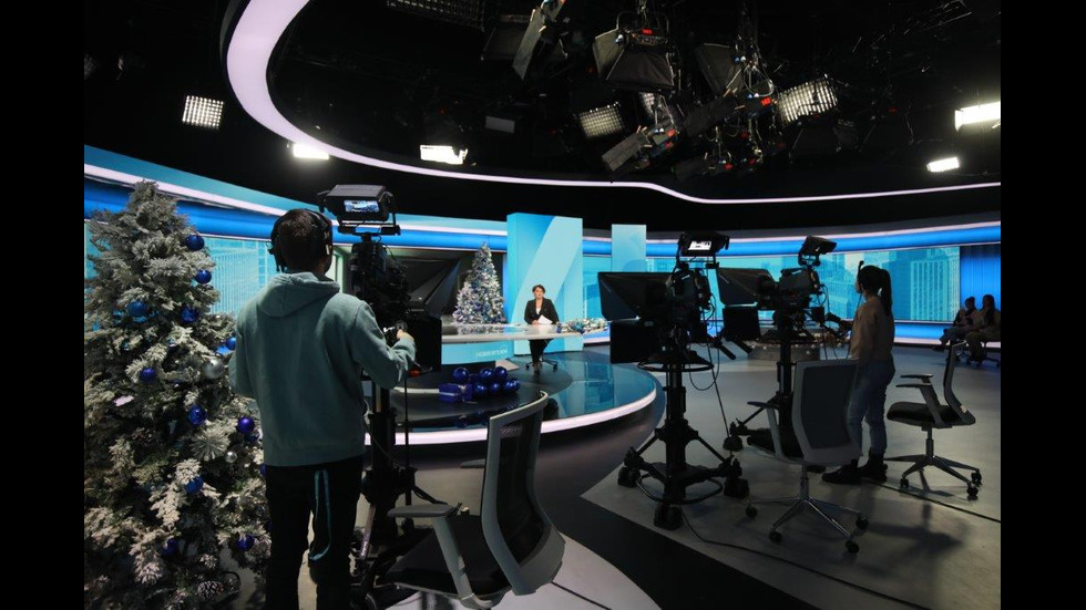 Студенти по журналистика на посещение в свръхмодерния медиен комплекс на NOVA