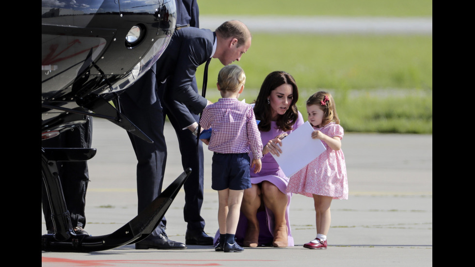 Принцеса Шарлот се разсърди на майка си на летището в Германия
