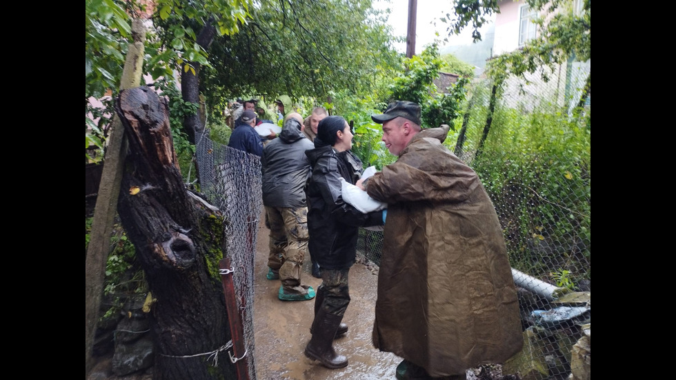 БЕДСТВЕНО ПОЛОЖЕНИЕ: Отнесени коли и разрушени къщи в Берковица и Георги Дамяново