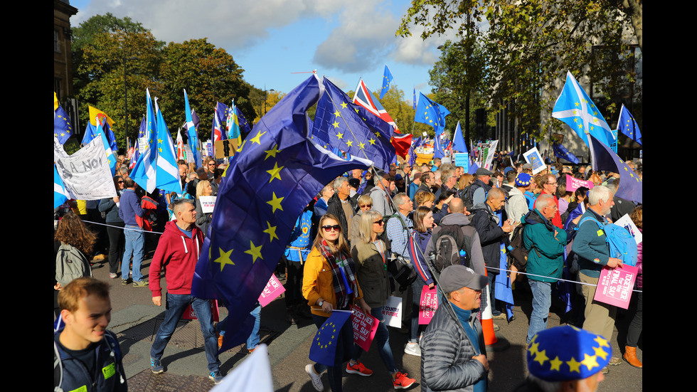 Десетки хиляди протестират в Лондон срещу Brexit