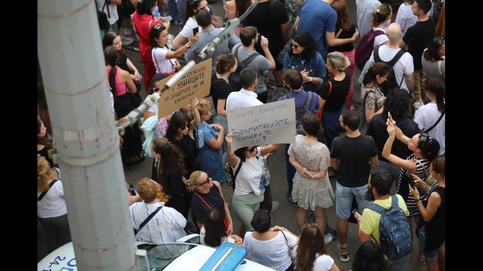 Протести в десетки градове заради жестоко малтретираното 18-годишно момиче