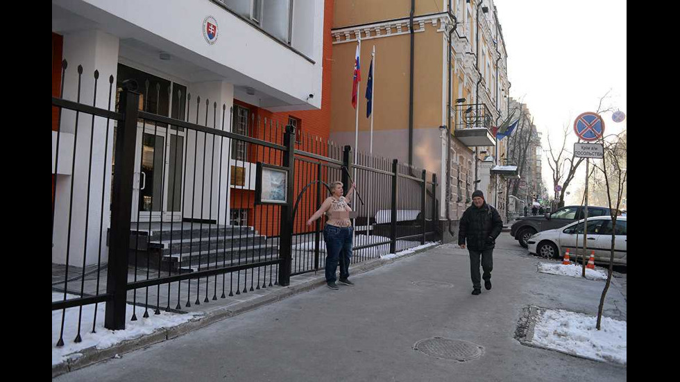 Активистка по погрешка се съблече пред посолството на Словакия в Украйна