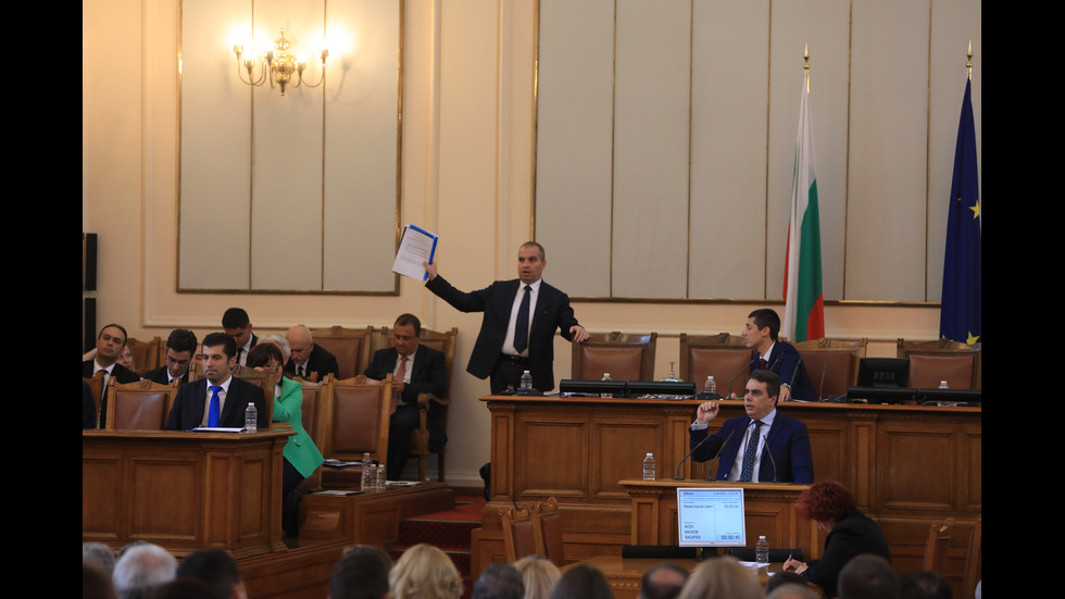 Парламентът обсъжда вота на недоверие към кабинета "Петков"