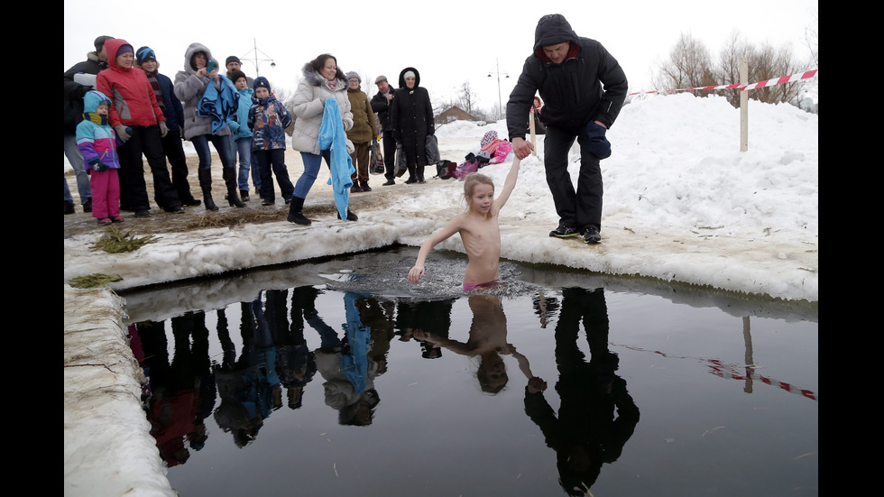 Хиляди руснаци се потопиха в ледени води на Богоявление