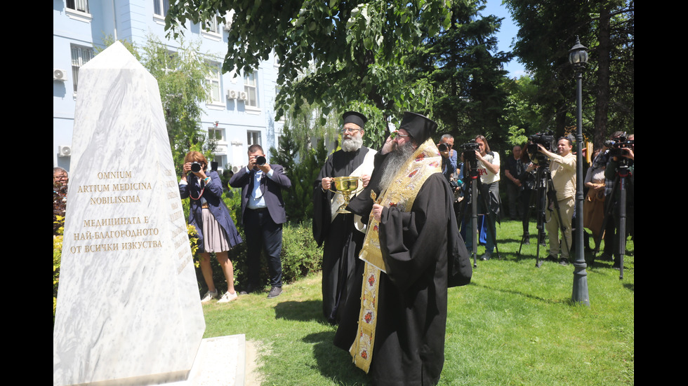 Откриха паметник на лекарите, загинали от COVID-19