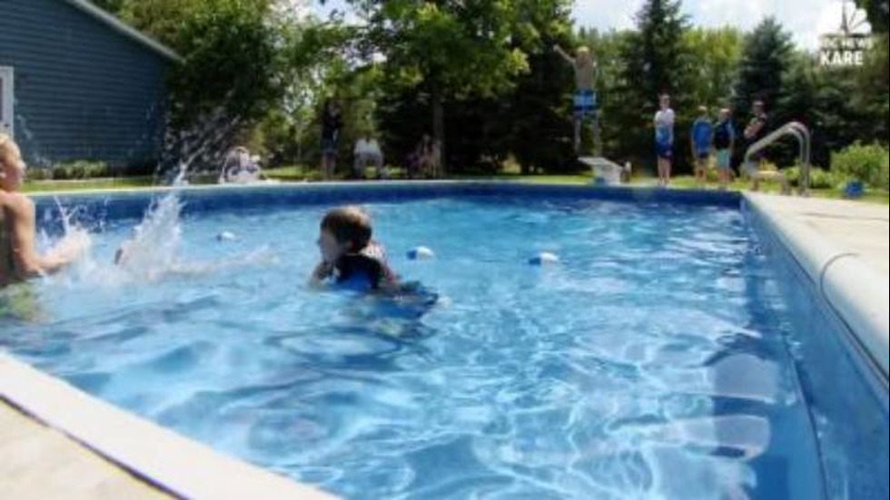 Самотен вдовец направи басейн за съседските деца, тишината го убивала
