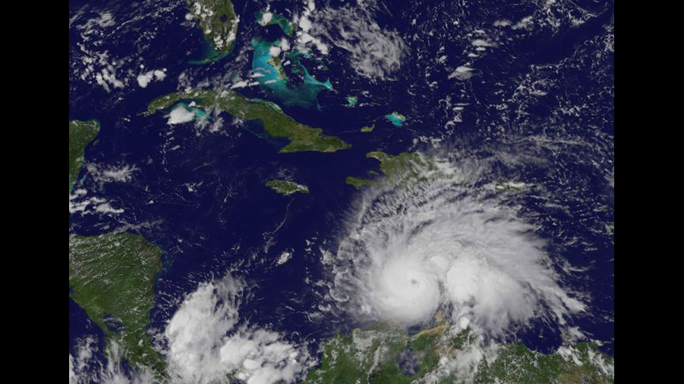 Карибите се подготвят за ураганни ветрове