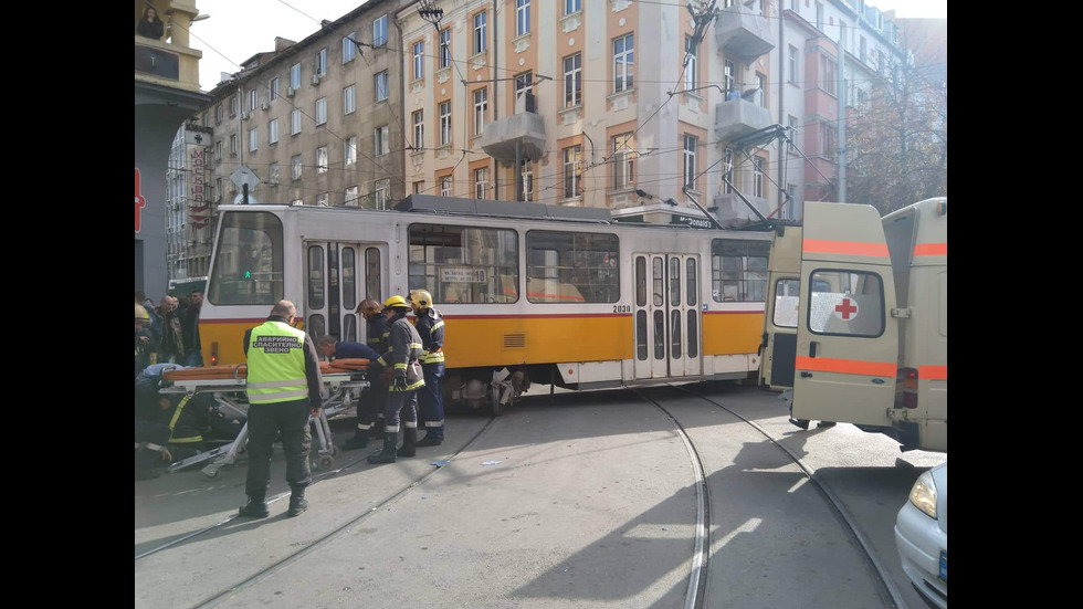 Трамвай излезе от релсите в центъра на София, блъсна жена