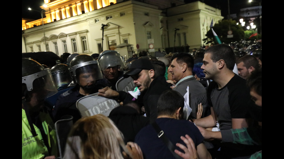 Бомбички, бутилки и павета полетяха към полицаите на протеста в София