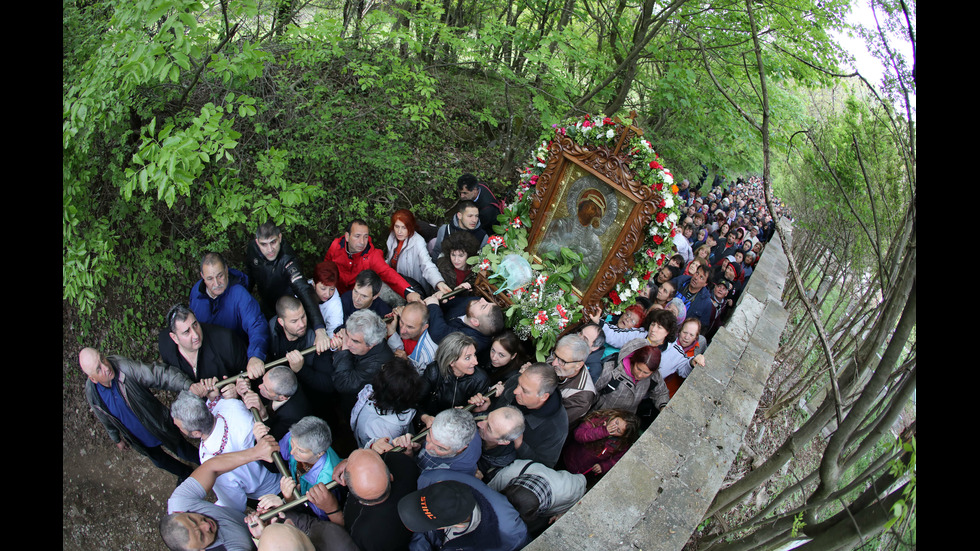 Хиляди вярващи се включиха в литийното шествие в Бачковския манастир