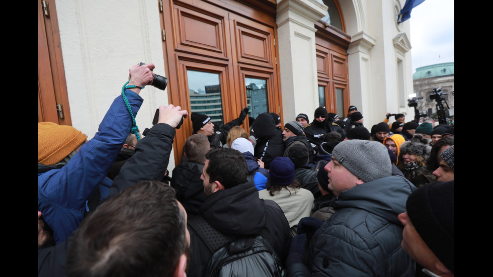 "Възраждане" организира протест срещу зеления сертификат, докараха водно оръдие пред НС