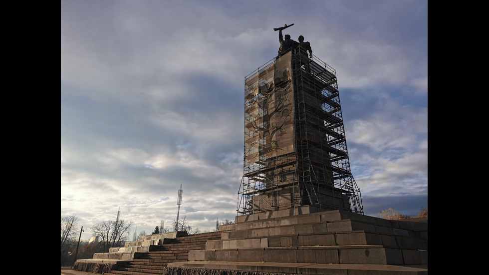 Свалят фигури от Паметника на Съветската армия