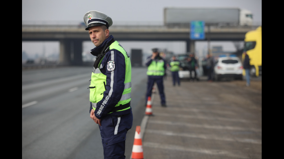 НОВА АКЦИЯ НА ПЪТЯ: Проверяват камиони и автобуси