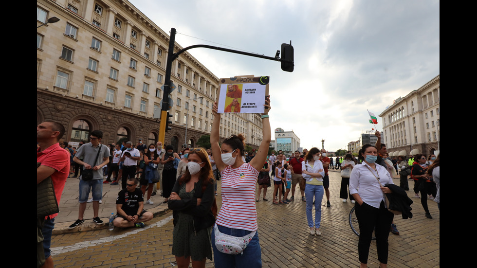 Шестият протест в София започна без напрежение