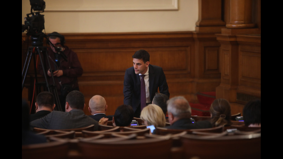 Ден втори: Парламентът в криза