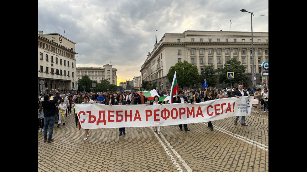 Протест пред президентството срещу думите на Радев, че мандатът вече е "дискредитиран"