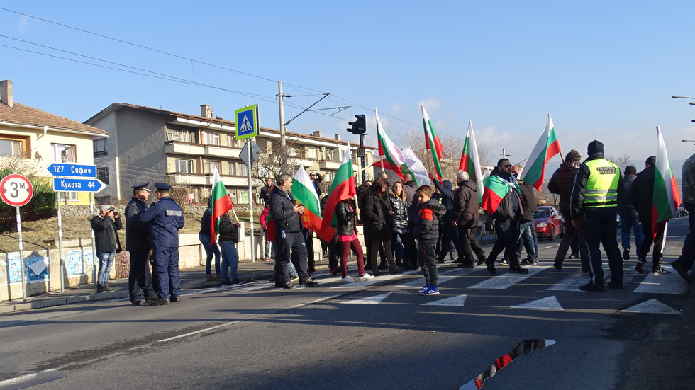 Протест блокира главен път Е-79