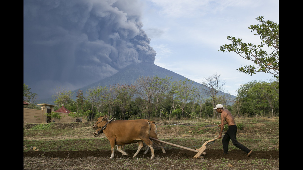 ЧЕРВЕН КОД: Вулкан на остров Бали изригна, тече евакуация на хората