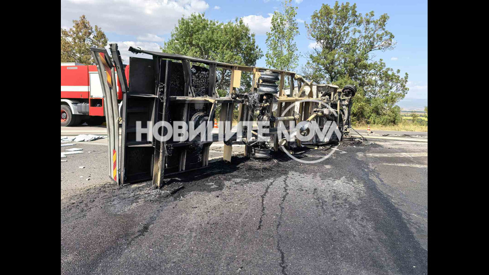 Два камиона пламнаха на „Тракия”