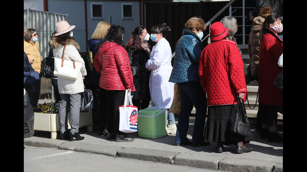 Раздават ваксини на Pfizer и Moderna на личните лекари в София