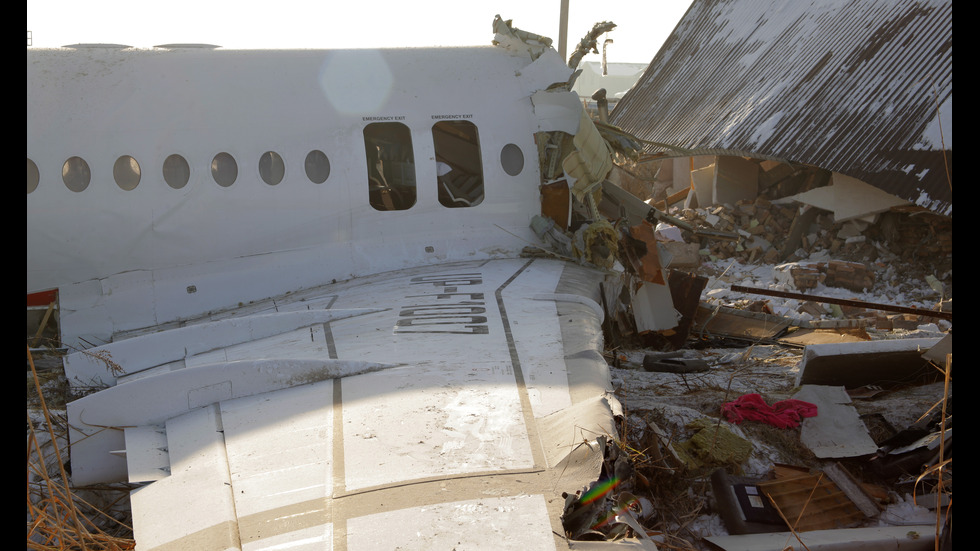Самолет с 98 души на борда катастрофира в Казахстан, има жертви