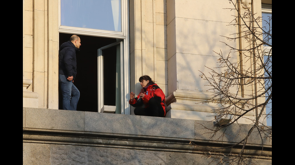 Една от барикадиралите се мед. сестри стоя с часове на прозорец на сградата на НС