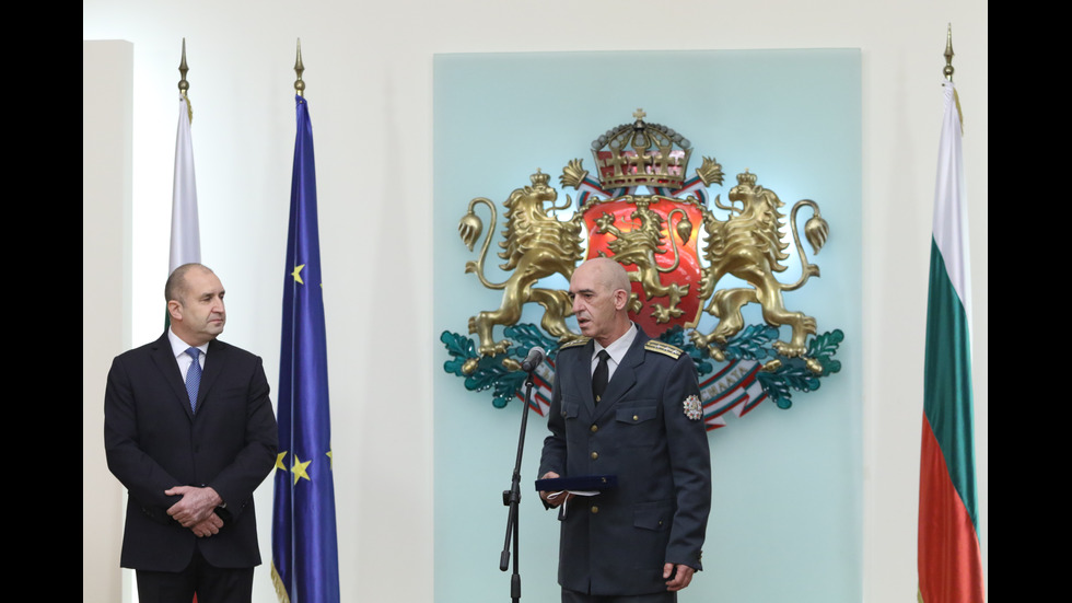 Президентът удостои с държавни отличия огнеборци