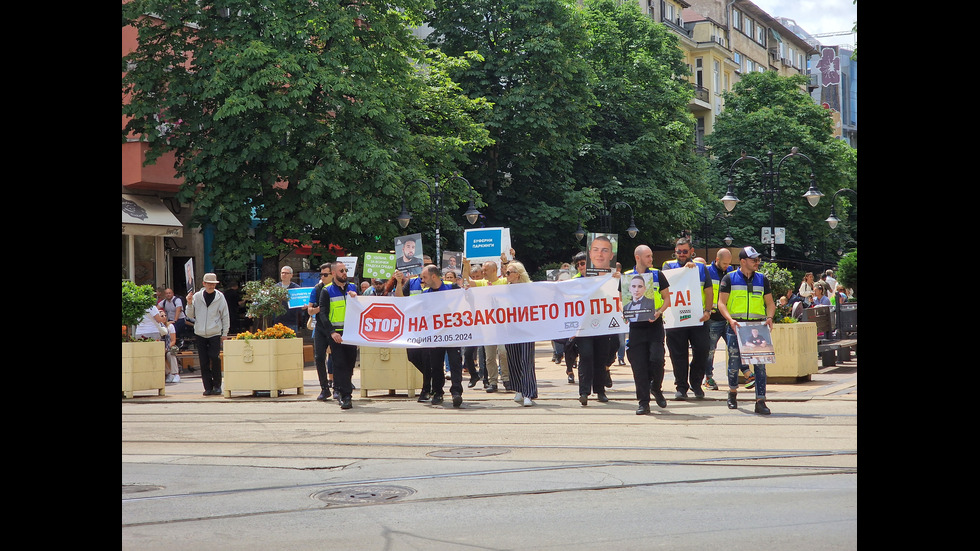 "Стоп на беззаконието на пътищата": Протест в центъра на София