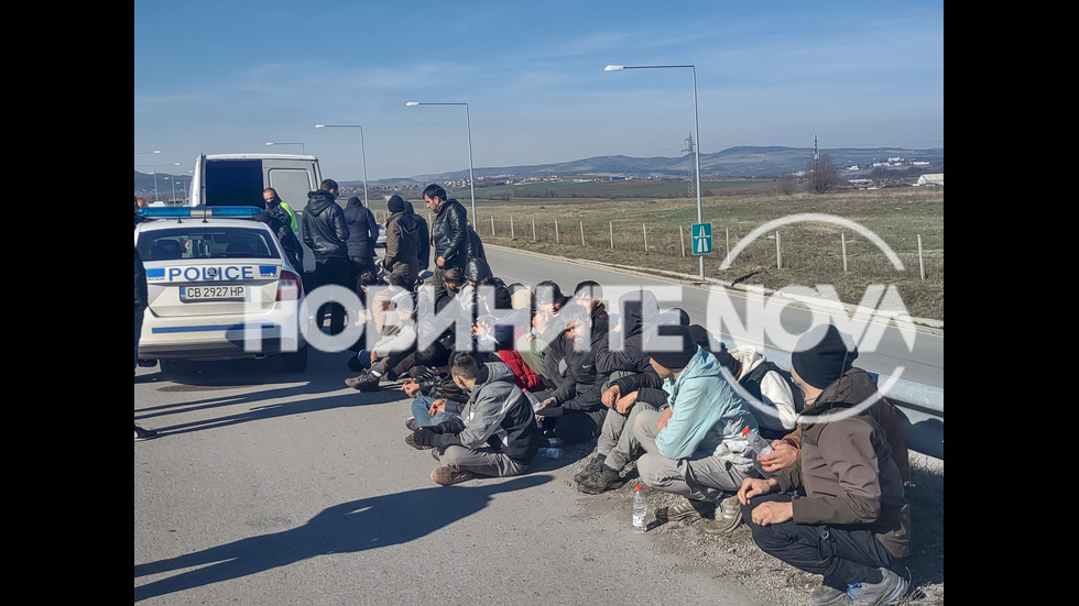 Заловиха група мигранти на АМ "Струма"