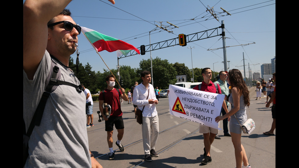 Група протестиращи блокира половин София