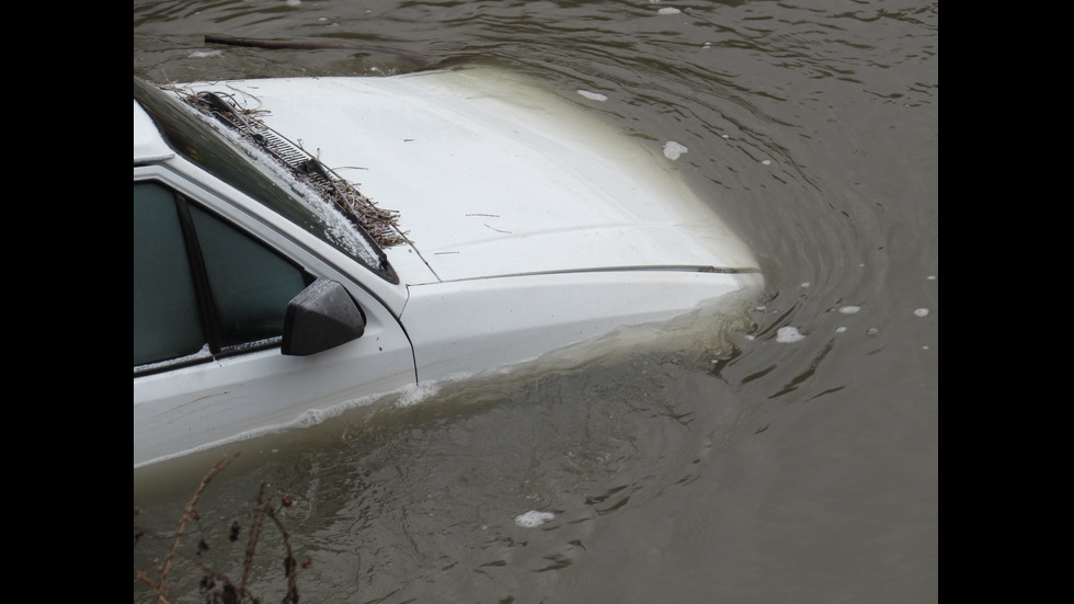 Кола падна във водите на река Русенски Лом