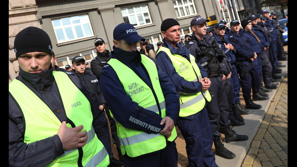 ПРОТЕСТ: Майки на деца с увреждания искат оставката на Ваелри Симеонов