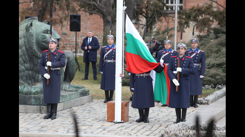 Тържествена церемония по издигане на националното знаме пред Паметника на Незнайния войн