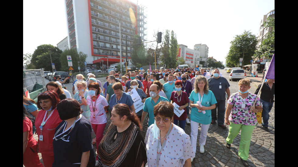 Протест пред "Пирогов" в защита на проф. Балтов