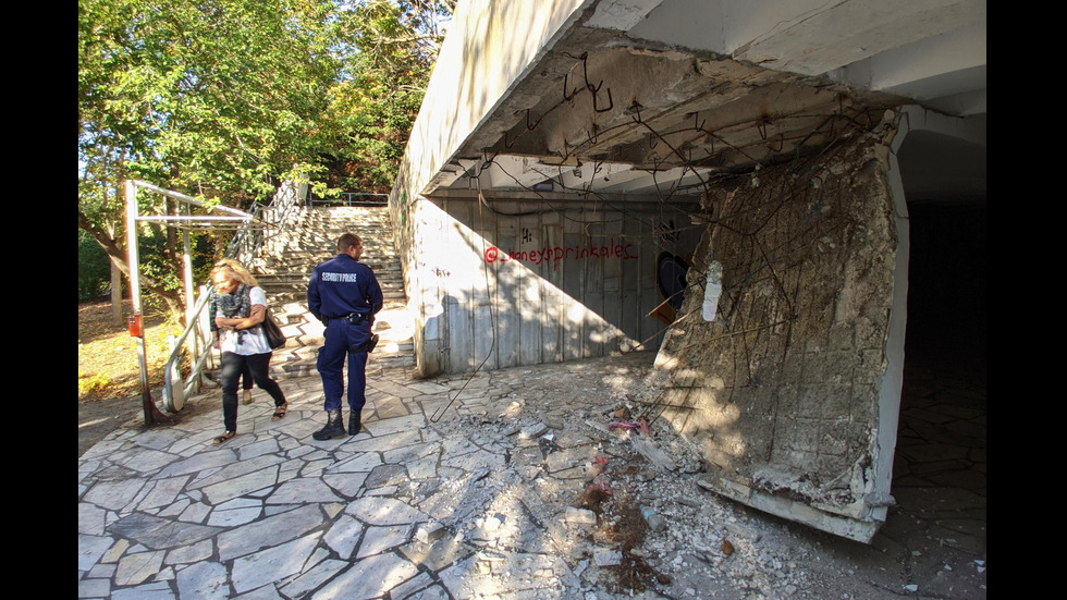 Срути се част от тавана на подлеза до Делфинариума във Варна