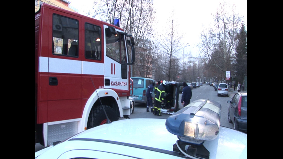 Кола се преобърна на възлово кръстовище в Казанлък