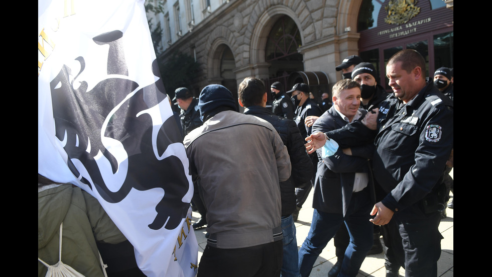 Протестиращи нападнаха министър Денков