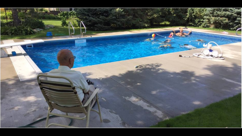 Самотен вдовец направи басейн за съседските деца, тишината го убивала