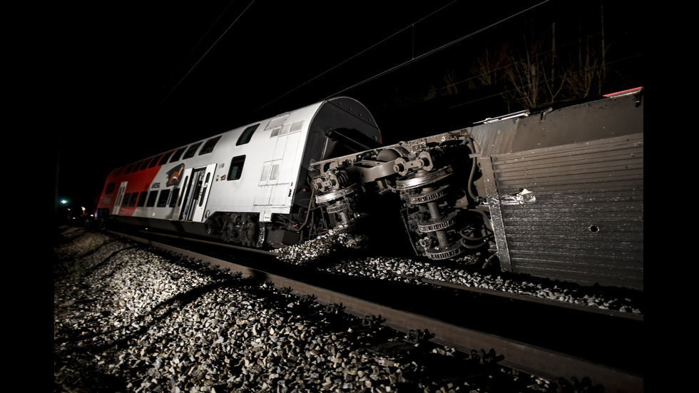 Два влака се сблъскаха в Австрия, има ранени
