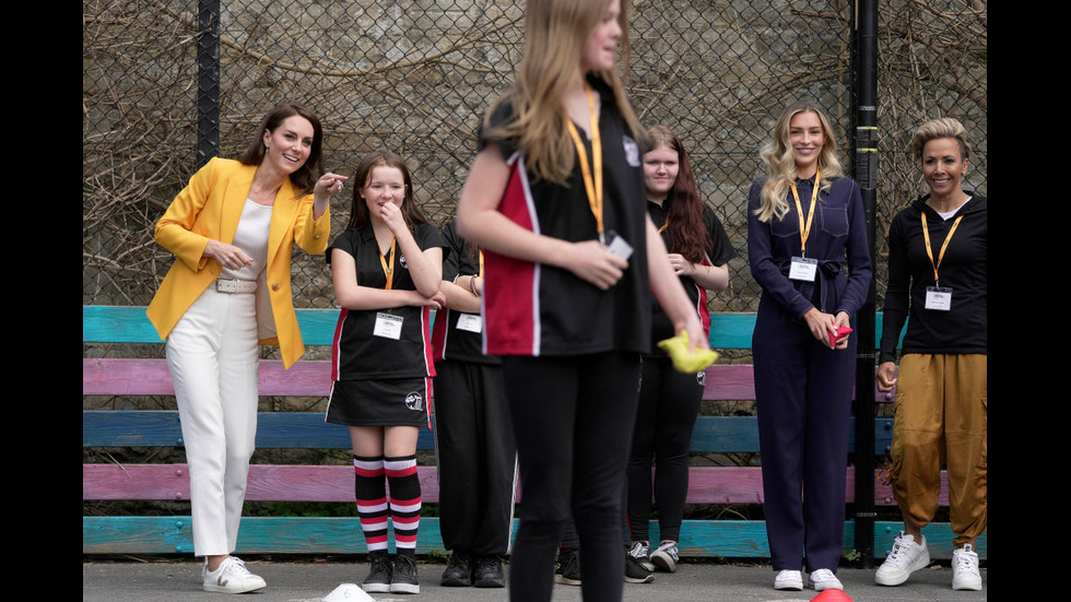 ЕЛЕГАНТНА В ЖЪЛТО: Принцесата на Уелс Катрин на благотворително събитие в Бат