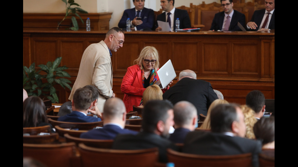 Изслушват служебния премиер в парламента