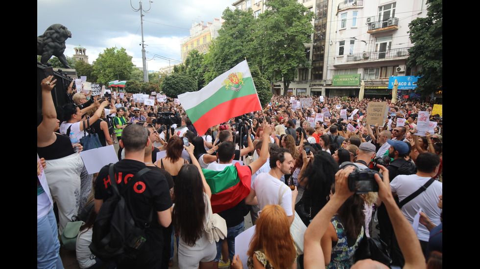 Протести в десетки градове заради жестоко малтретираното 18-годишно момиче