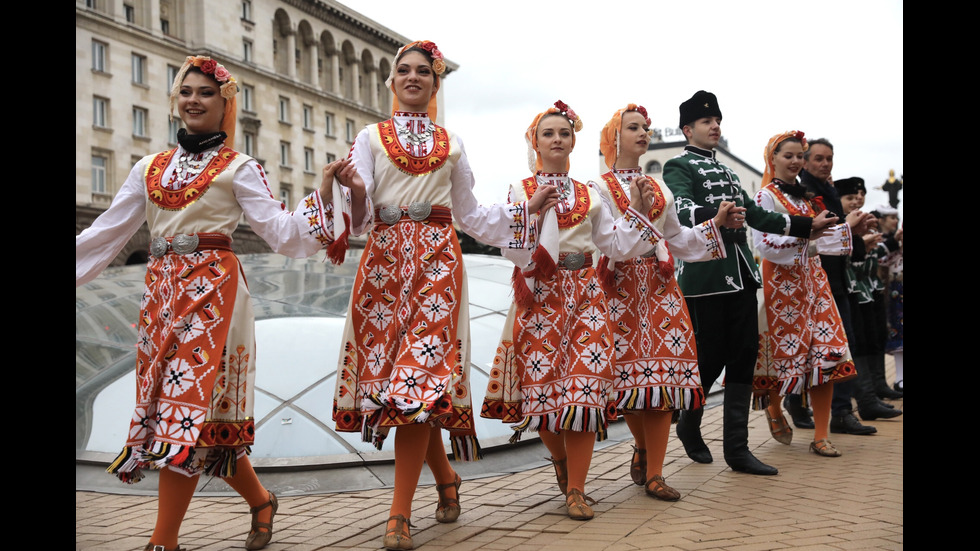 Частни фолклорни ансамбли излязоха на протест