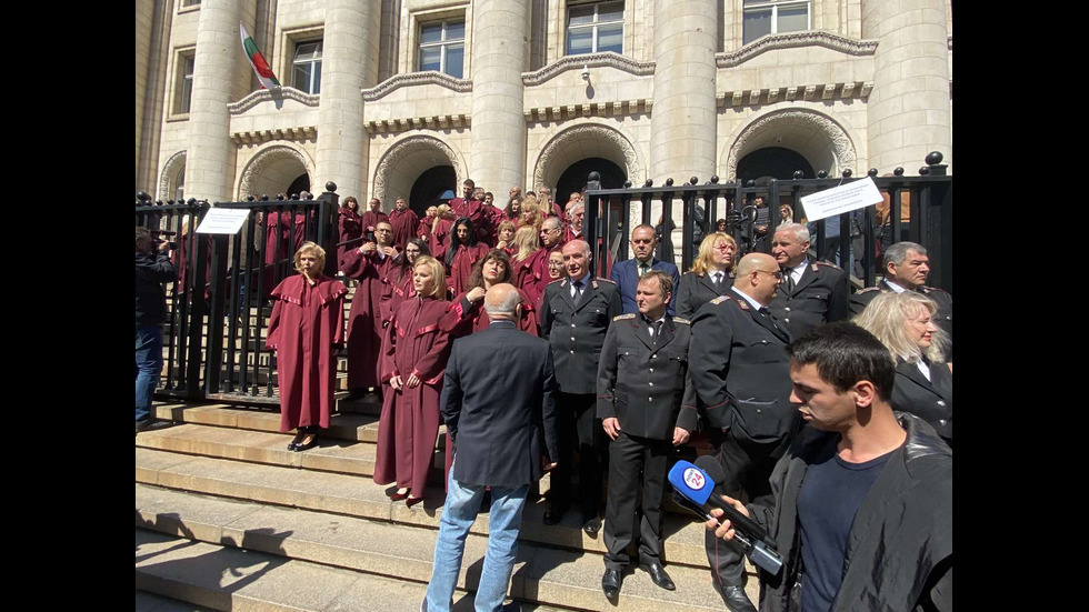 Прокурори и магистрати в подкрепа на Гешев