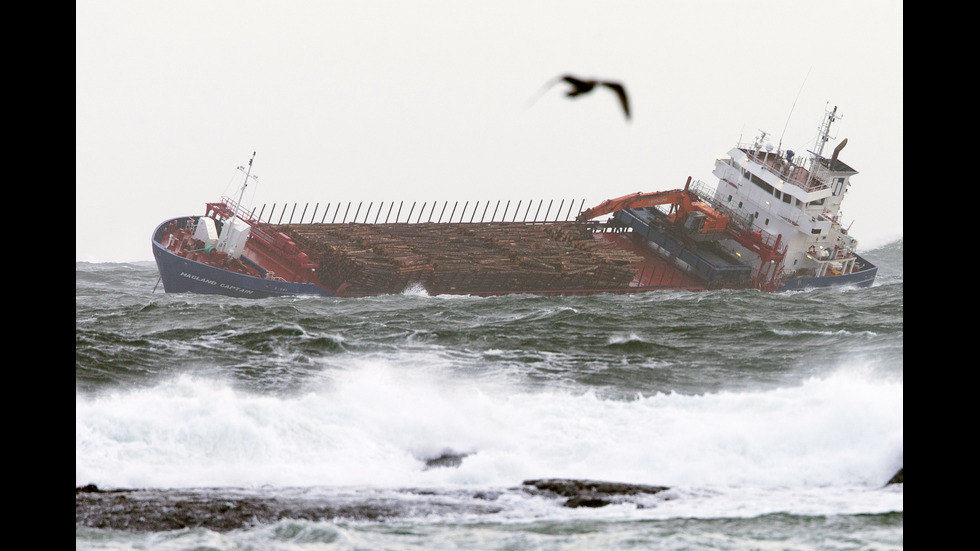 Евакуираха 1300 души от аварирал круизен кораб в Норвегия